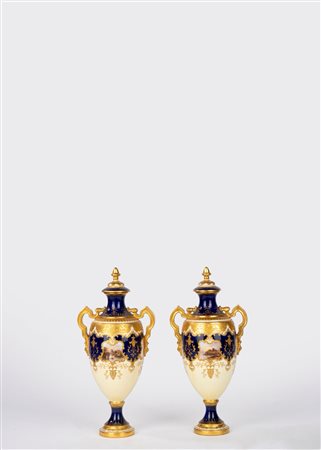 Coppia di vasi con coperchio in porcellana  a fondo giallo e blu cobalto. Coalport, fine secolo XIX-inizi secolo XX