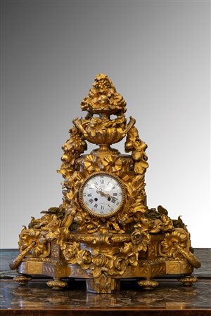 Imponente pendola da appoggio in bronzo dorato. Denière, Parigi, ultimo quarto secolo XIX