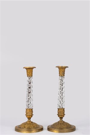 Coppia di candelieri con fusto in cristallo montato in bronzo dorato. Secolo XIX