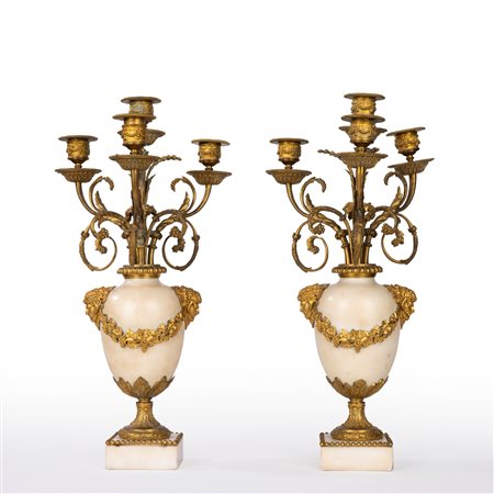 Coppia di candelabri in marmo bianco e bronzo dorato. Secolo XIX