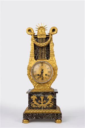 Pendola a lira in marmo verde e bronzo dorato. Francia, fine secolo XIX