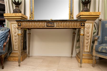 Console in legno intagliato, laccato e dorato con piano in marmo verde. Fine secolo XVIII
