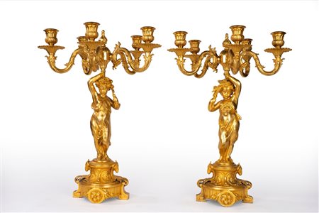 Coppia di candelabri in bronzo dorato. Francia, fine secolo XIX-XX