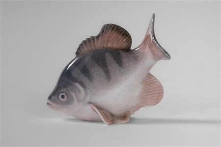 Piccolo pesce persico in porcellana policroma. Royal Copenhagen, Danimarca, secolo XX