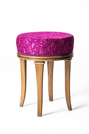 Sgabello in legno in stile settecentesco con seduta imbottita e rivestita in tessuto fucsia decorato a volute fogliate 