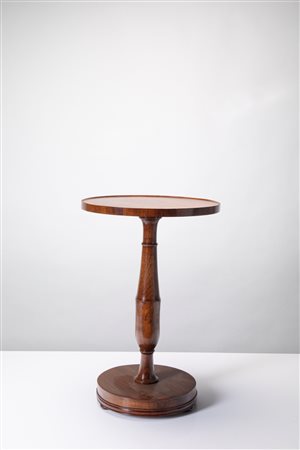 Tavolino lastronato con piano e base circolare e sostegno tornito 