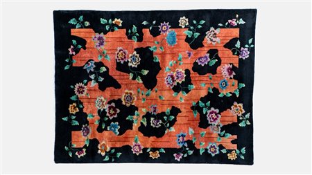 Tappeto Decò a fondo nero con fiori policromi e corteccia. Cina, 1940 circa