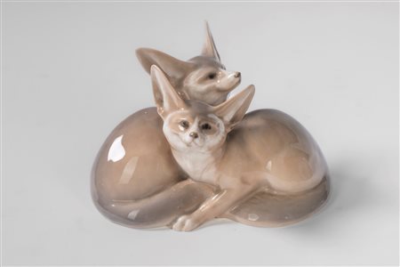 Gruppo raffigurante due volpi del deserto accovacciate in porcellana policroma. Royal Copenhagen, secolo XX