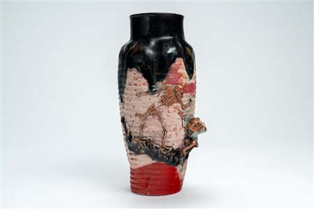 Vaso in ceramica policroma decorato a rilievo con figura di scheletro e fanciullo, recante marchio entro doppia zucca “Kozan”. Giappone, inizi secolo XX