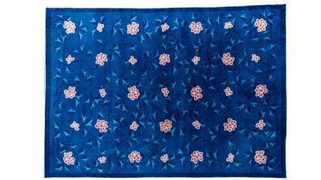 Tappeto Decò a fondo blu interamente decorato con rami di foglie e fiori di loto. Cina, 1940 circa