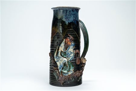 Versatoio in ceramica policroma decorato con figure a rilievo recante marchio entro doppia zucca Shinzan o Mayama. Giappone, inizi secolo XX 