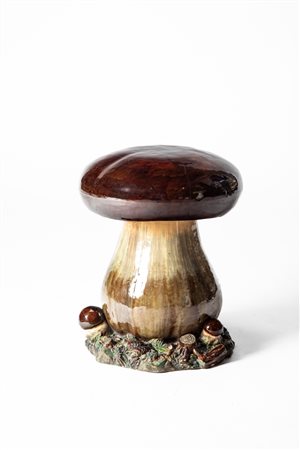 Willian Schiller & son. Sgabello da giardino in ceramica policroma in forma di fungo. Bodenbach, Germania, fine secolo XIX 