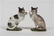 Coppia di figure in porcellana policroma raffiguranti due gatti seduti. Meissen, circa 1740, da un modello di J. J. Kaendler del 1736