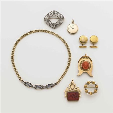 Lotto composto da un collier in oro e argento centrale stile liberty con...