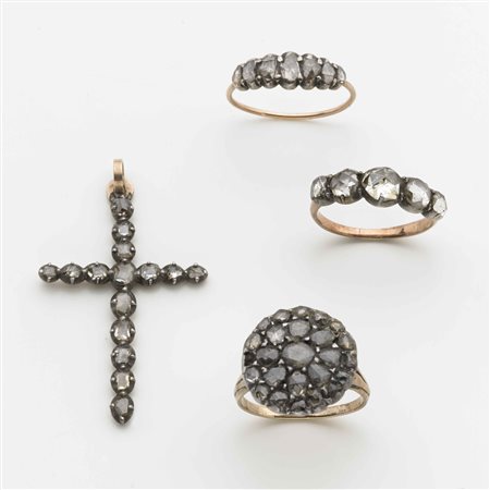 Lotto composto da due fedine, un anello e una croce in oro rosso e argento e...