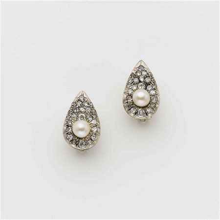 Orecchini a lobo con clips in oro bianco a forma di goccia, diamanti a pavé e...