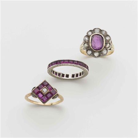 Lotto composto da tre anelli in oro giallo, bianco e argento con rubini e...