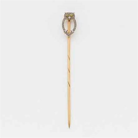 Spillone in oro giallo e argento a guisa di gufo con piccoli diamanti...