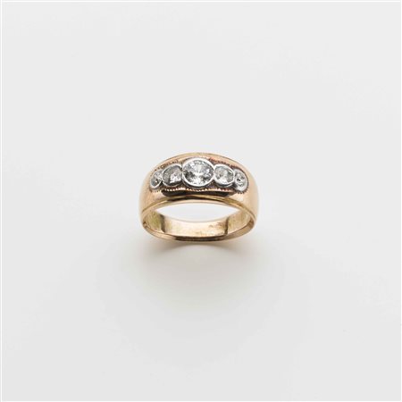 Anello in oro rosso e bianco con cinque diamanti rotondi taglio a brillante...
