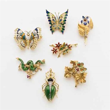 Lotto composto da sette spille flora e fauna in oro giallo, bianco e rosso...
