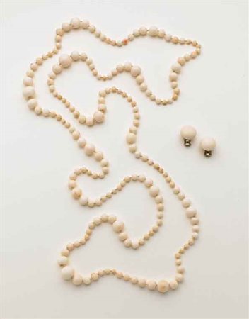 Demi-parure tutta in corallo bianco appena variegato rosa: collana lungh....