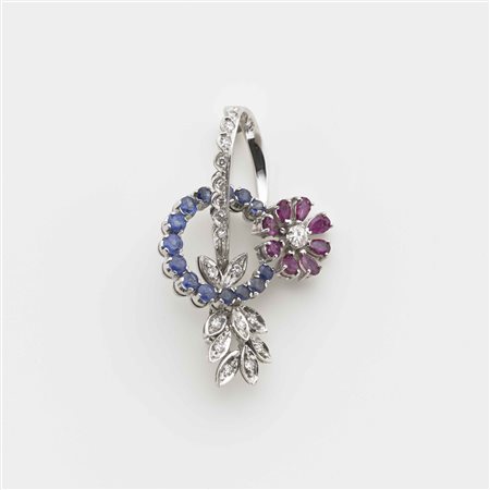 Spilla a guisa di fiore con diamanti rotondi, zaffiri rotondi e rubini a...