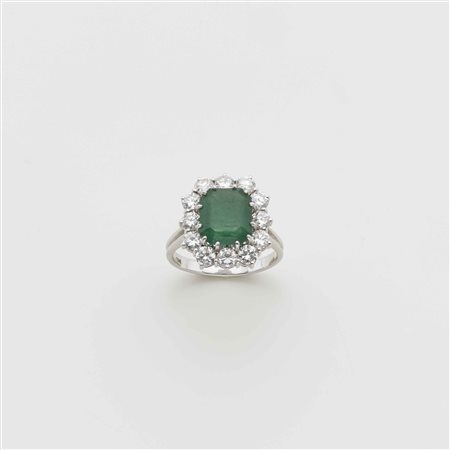 Anello in oro bianco con al centro uno smeraldo ottagonale di ct. 2,50 circa...