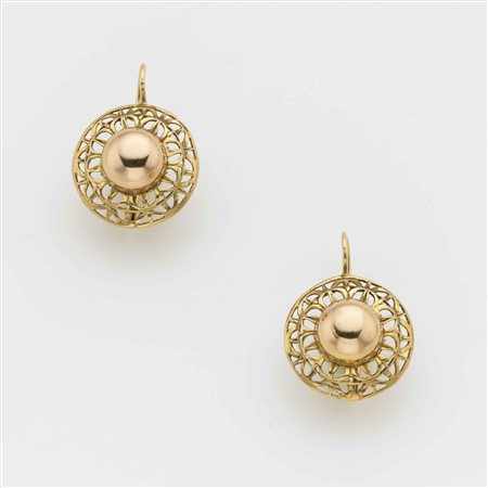 Orecchini pendenti in oro giallo con al centro una boule di oro rosso, g.5,30...