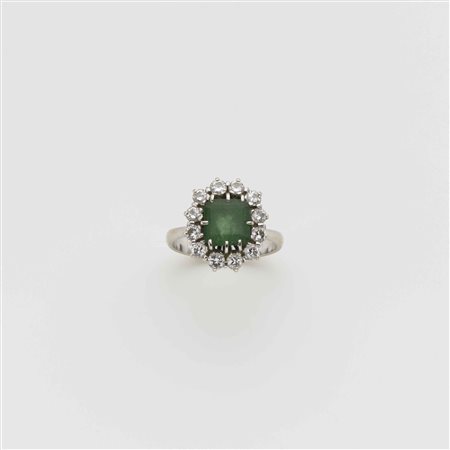 Anello in oro bianco con diamanti rotondi taglio a brillante a contornare uno...