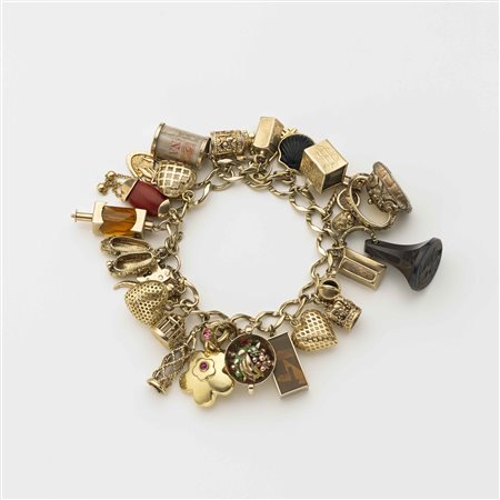 Bracciale in oro giallo con charms di varia forma ed epoca complessivi g....