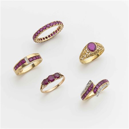 Lotto composto da cinque anelli in oro giallo e bianco con rubini e diamanti...