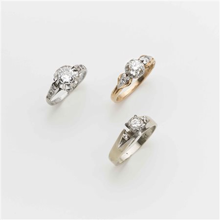 Lotto composto da tre anelli in platino, oro bianco e rosso con diamanti...