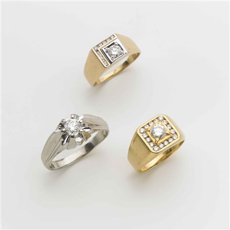 Lotto composto da tre anelli da uomo in oro giallo e bianco con diamanti...
