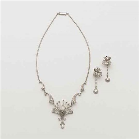 Demi-parure in oro bianco e diamanti formata da collier ed orecchini pendenti...