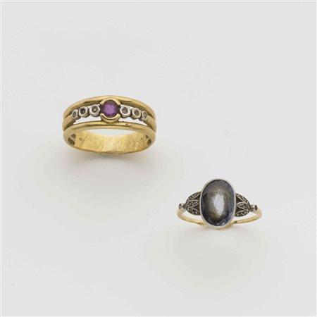 Lotto composto da due anelli in oro giallo, bianco e argento con un rubino...