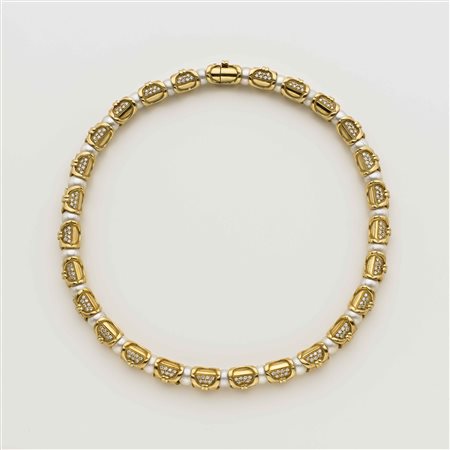 Collier in oro giallo con perle coltivate bianche intercalate da...