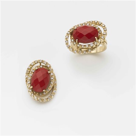 Anello e pendente in oro giallo con diamanti rotondi a contornare due coralli...