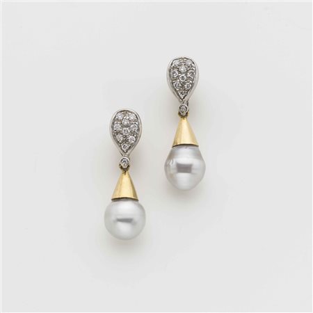 Orecchini pendenti in oro bianco e giallo con pavè a lobo di diamanti rotondi...