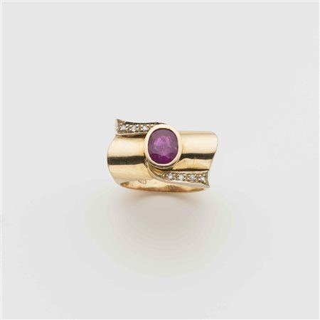 Anello in oro giallo con al centro rubino ovale taglio composito e diamanti...