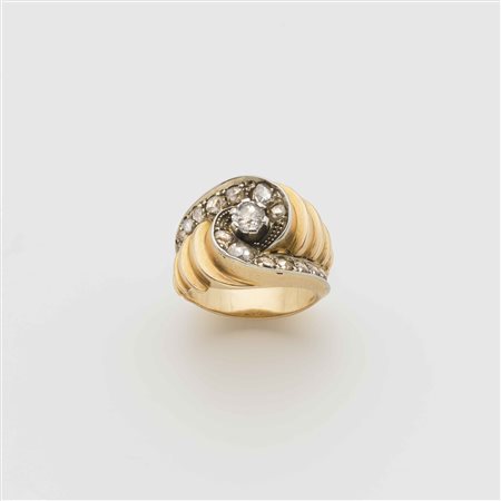Anello in oro giallo e bianco con diamanti irregolari taglio mezza rosetta ed...