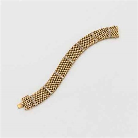 Bracciale in oro giallo a maglia intecciata e sette barrette con diamanti...