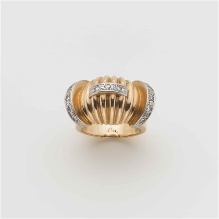 Anello in oro giallo a fascia bombato con diamanti rotondi g. 16,30 misura...