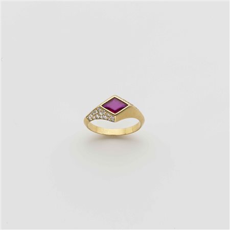 Anello in oro giallo con diamanti rotondi taglio a brillante e rubino...