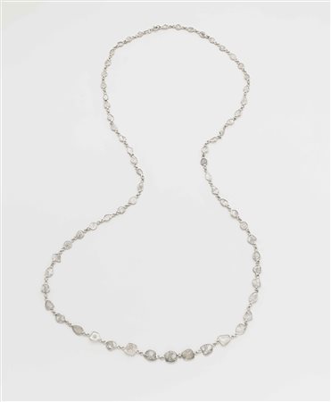 Collana in oro bianco con diamanti "flat" irregolari a scalare per ct 17,50...
