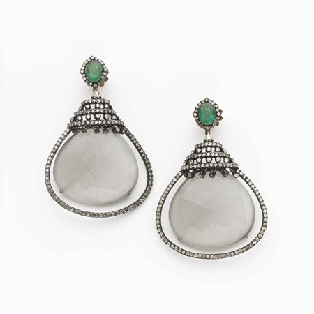 Orecchini pendenti in oro giallo, argento, due smeraldi ovali taglio...