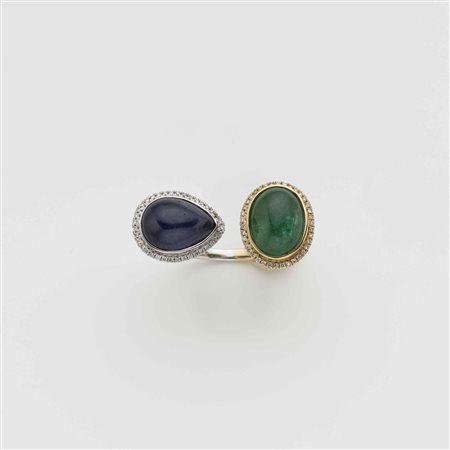 Anello in oro giallo e bianco con smeraldo ovale e zaffiro a goccia taglio...