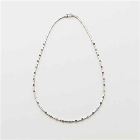 Collier in oro bianco a segmenti lucidi con al centro incastonate piccole...