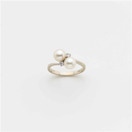 Anello in oro bianco con due perle bianche coltivate e due diamanti rotondi...
