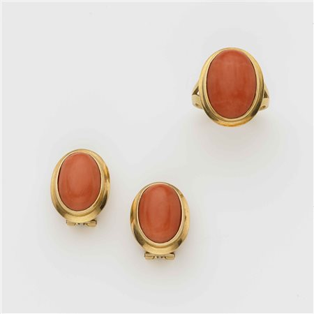 Demi-parure in oro giallo, orecchini ed anello con coralli ovali cabochon,...