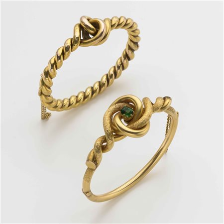 Due bracciali in oro giallo intrecciato uno lucido e satinato con al centro...